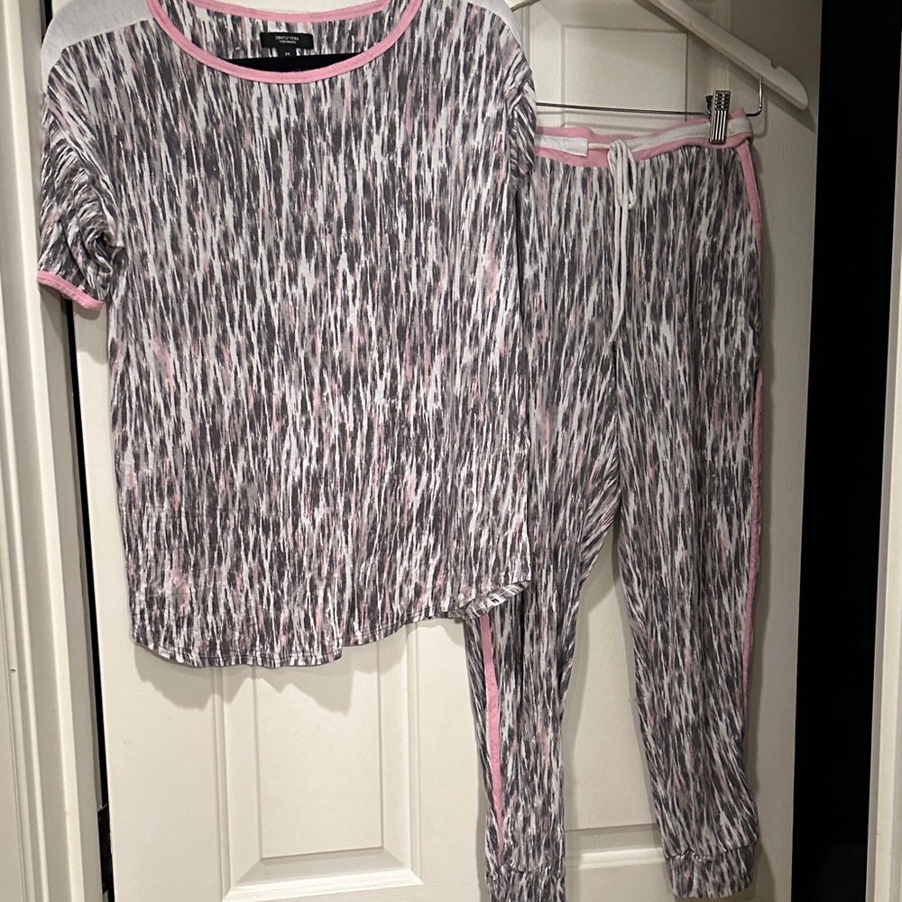 Simply Vera Wang medium pink and gray pajama set. Great condition